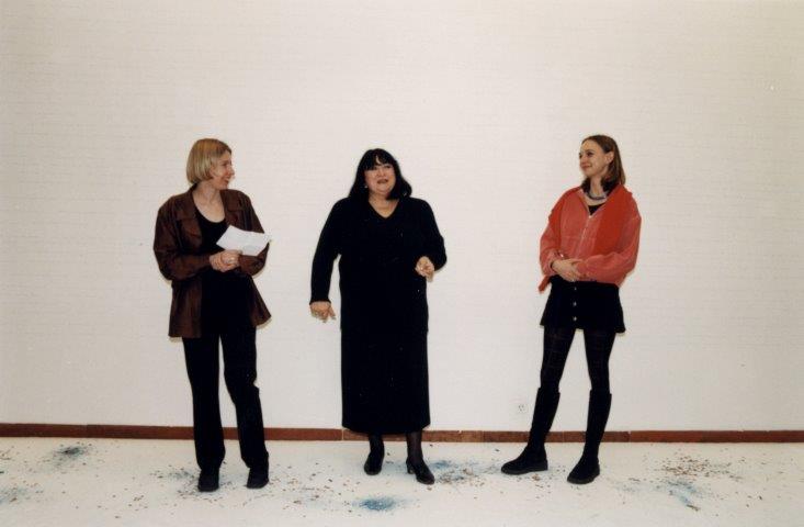 „Akkor jó, ha észre sem veszed, hogy dolgozol” kiállítás megnyitója, kis.terem-project room, Ludwig Múzeum. Balról jobbra: Hegyi Dóra, Benczúr Emese, Néray Katalin. © Ludwig Múzeum Adattár „Akkor jó, ha észre sem veszed, hogy dolgozol” kiállítás megnyitója, kis.terem-project room, Ludwig Múzeum. Balról jobbra: Hegyi Dóra, Benczúr Emese, Néray Katalin. © Ludwig Múzeum Adattár